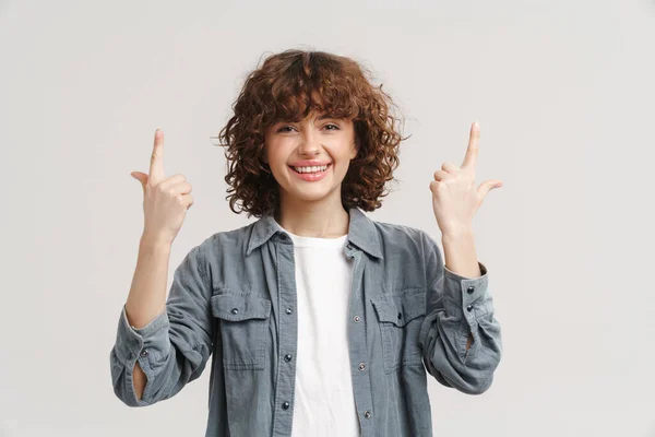 Mujer Jengibre Joven Camisa Sonriendo Señalando Los Dedos Hacia Arriba —  Fotos de Stock