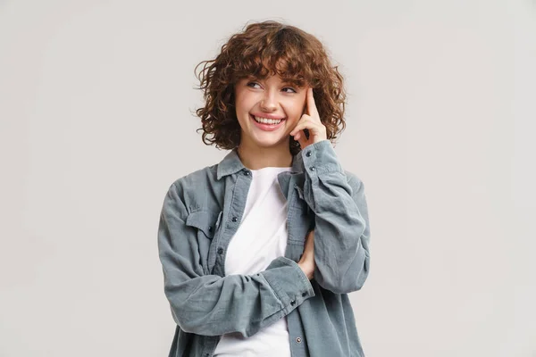 Jeune Roux Femme Heureuse Souriant Regardant Caméra Isolée Sur Fond — Photo