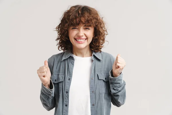 Jonge Gember Vrouw Shirt Glimlachen Terwijl Poseren Met Gebalde Vuisten — Stockfoto