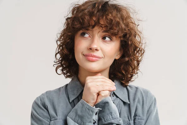 Mujer Jengibre Joven Camisa Sonriendo Mirando Lado Aislado Sobre Fondo —  Fotos de Stock