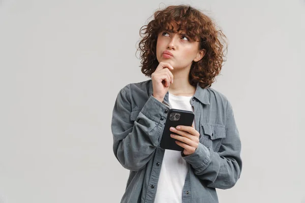 Jonge Gember Verbaasd Vrouw Zoek Naar Boven Tijdens Het Gebruik — Stockfoto