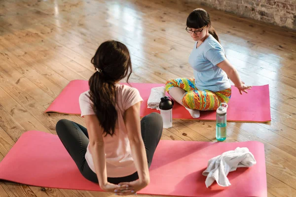 Mujer Joven Con Síndrome Haciendo Ejercicio Con Profesor Yoga Interiores —  Fotos de Stock