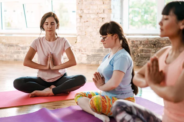 Jovem Com Síndrome Meditando Durante Aula Ioga Com Treinador Dentro — Fotografia de Stock
