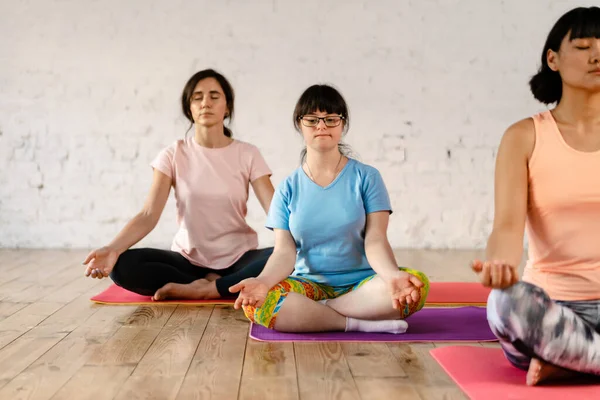 Jovem Com Síndrome Meditando Durante Aula Ioga Com Treinador Dentro — Fotografia de Stock