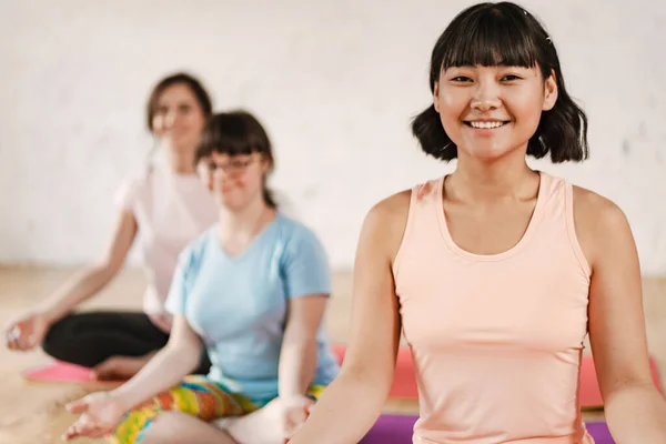 Jovem Mulher Asiática Sorrindo Meditando Durante Aula Ioga Dentro Casa — Fotografia de Stock