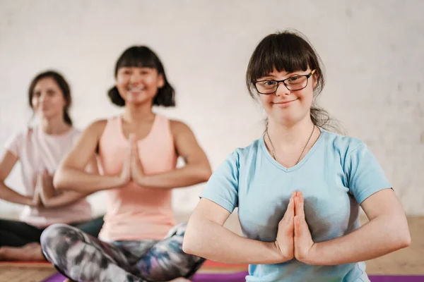 Jovem Com Síndrome Meditando Durante Aula Ioga Com Treinador Dentro — Fotografia de Stock