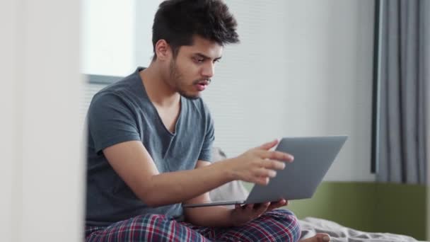 Moe Indiase Man Draagt Pyjama Afgewerkt Werk Laptop Thuis — Stockvideo