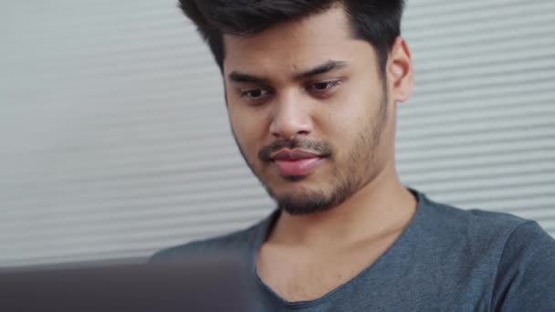 Hombre Indio Alegre Que Usa Camiseta Que Trabaja Ordenador Portátil — Vídeo de stock