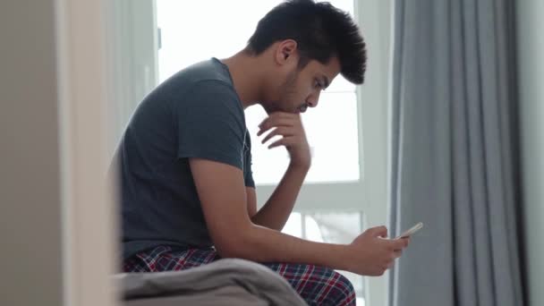 Uomo Indiano Pensieroso Che Indossa Shirt Guardando Telefono Casa — Video Stock