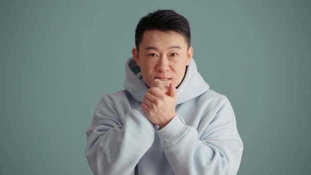 Ásia Homem Vestindo Hoodie Alegria Sobre Vitória Azul Estúdio — Vídeo de Stock