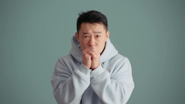 Ásia Homem Vestindo Hoodie Chegando Chateado Sobre Perder Azul Estúdio — Vídeo de Stock