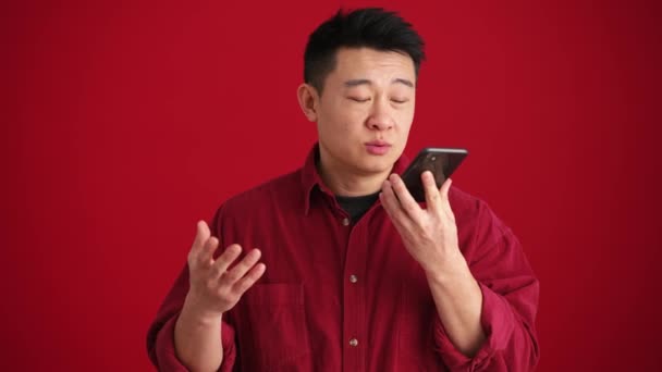 Feliz Hombre Asiático Con Camisa Grabando Mensaje Voz Por Teléfono — Vídeo de stock