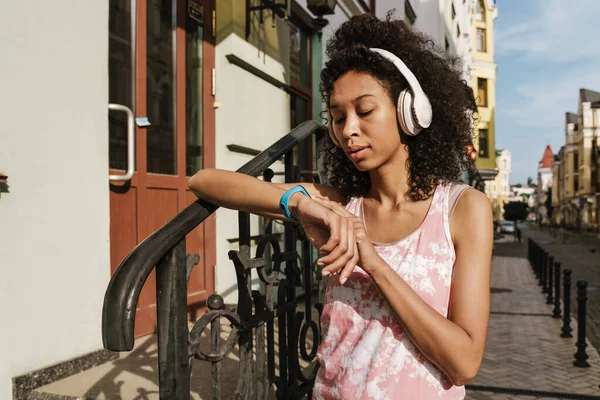 Ung Svart Kvinna Hörlurar Använder Smartwatch Träning City Street Utomhus — Stockfoto