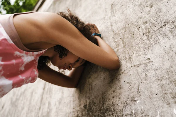 Joven Deportista Negra Haciendo Ejercicio Por Muro Hormigón Mientras Hace —  Fotos de Stock