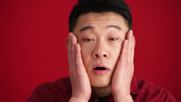Fröhlicher Asiate Hemd Korrigiert Seinen Auftritt Vor Der Kamera Roten — Stockvideo