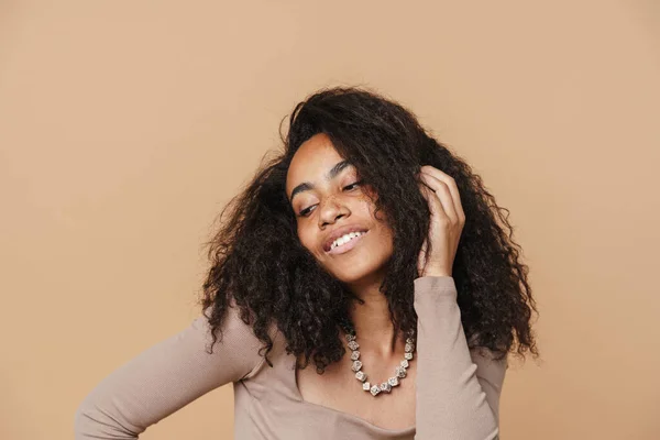 Jovem Mulher Negra Com Colar Posando Sorrindo Para Câmera Isolada — Fotografia de Stock