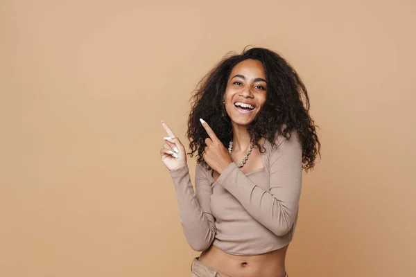 Kolyesi Olan Gülümseyen Işaret Eden Genç Siyahi Kadın Bej Arka — Stok fotoğraf