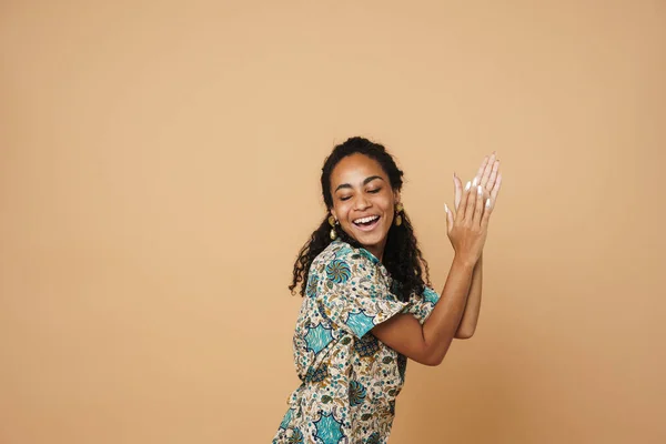 Joven Mujer Negra Vistiendo Vestido Riendo Mientras Baila Cámara Aislada — Foto de Stock