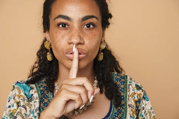 Νεαρή Μαύρη Γυναίκα Σκουλαρίκια Που Δείχνουν Χειρονομία Σιωπής Απομονωμένη Πάνω — Φωτογραφία Αρχείου