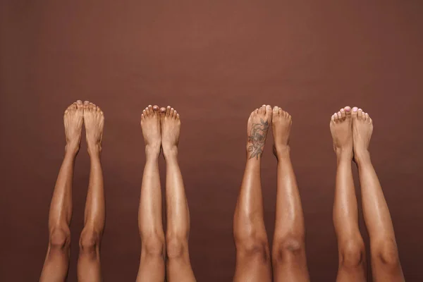 Joven Negro Cuatro Mujeres Mostrando Sus Piernas Desnudas Cámara Aislada — Foto de Stock