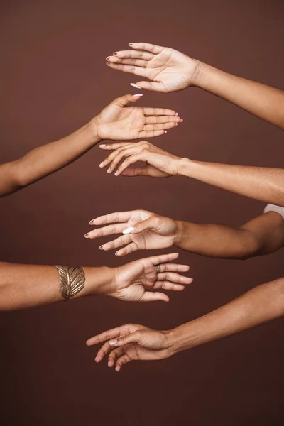 Genç Siyah Kadın Ellerini Kameraya Gösteriyor Kahverengi Arka Planda Izole — Stok fotoğraf