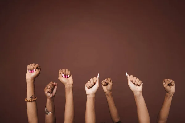 Молоді Чорні Три Жінки Показують Кулаки Камеру Ізольовані Коричневому Фоні — стокове фото
