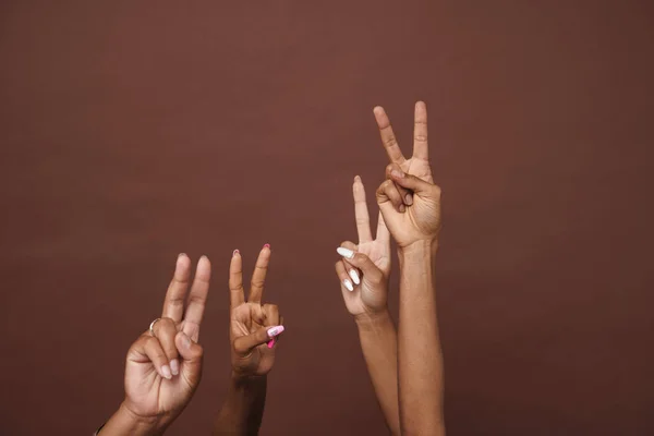 Joven Negro Dos Mujeres Mostrando Signo Paz Cámara Aislada Sobre —  Fotos de Stock