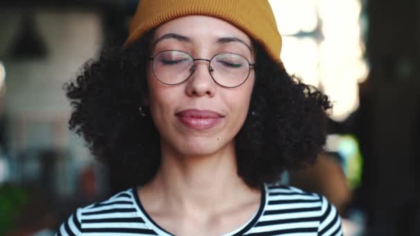 Femme Joyeuse Portant Chapeau Ouvrant Les Yeux Caméra Dans Café — Video