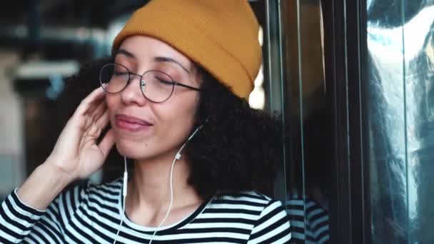 Femme Positive Portant Chapeau Écoutant Musique Dans Les Écouteurs Café — Video