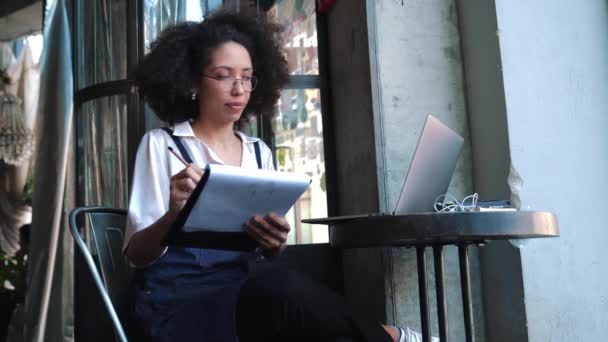 Serious Woman Writing Something Laptop Cafe — Stock Video