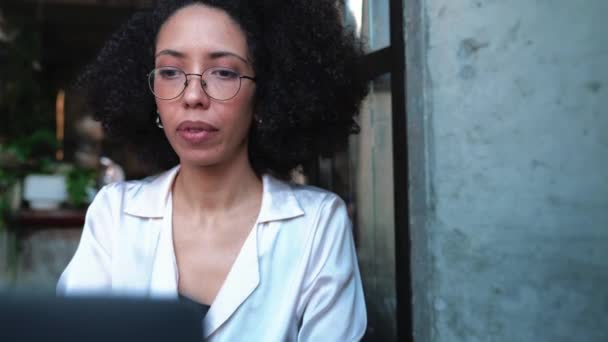 Femme Confiante Tapant Par Ordinateur Portable Dans Café — Video