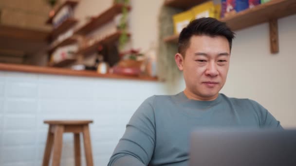 Knappe Aziatische Jongeman Werken Door Laptop Het Cafe — Stockvideo