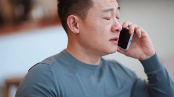Veselý Asijský Mladý Muž Mluví Telefonicky Kavárně — Stock video