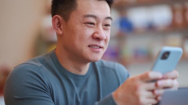 Positive Asiatische Junge Mann Sms Telefon Das Café — Stockvideo