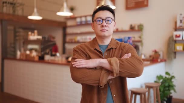 Sebevědomý Asijský Mladý Muž Nosí Brýle Při Pohledu Kameru Kavárně — Stock video