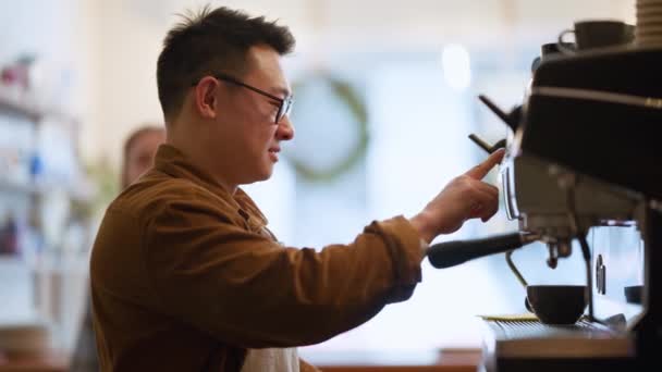 Koncentrovaný Asijský Muž Barista Vaří Kávu Kavárně — Stock video