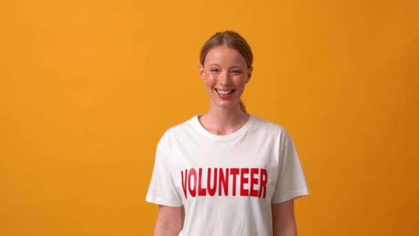 Donna Sorridente Volontario Mostrando Segno Alla Telecamera Studio Arancione — Video Stock