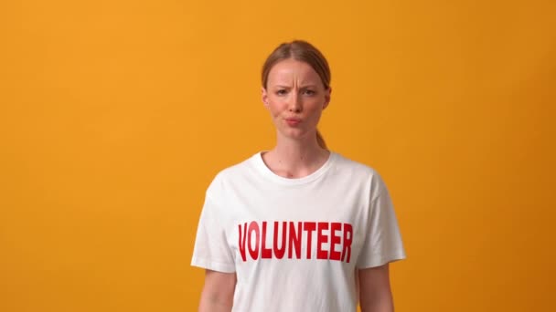 Turuncu Stüdyodaki Kamerada Dur Işareti Gösteren Hoşnutsuz Kadın Gönüllü — Stok video