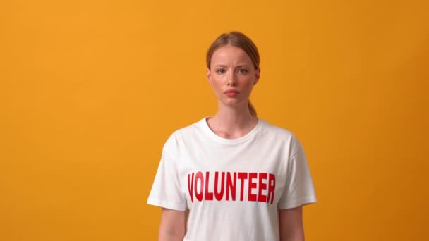 Worried Woman Volunteer Looking Camera Orange Studio — Stock Video