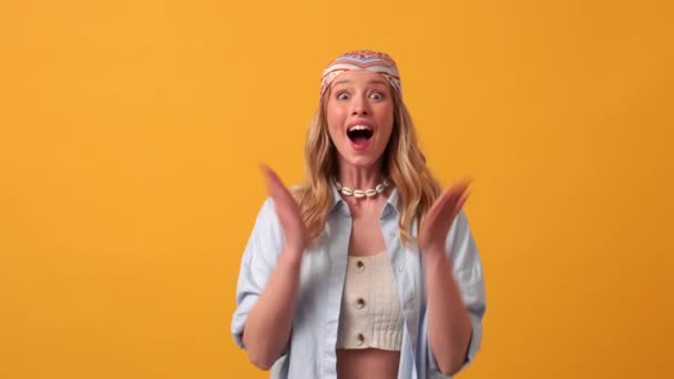 Überraschte Blonde Hippie Frau Blickt Orangefarbenen Studio Die Kamera — Stockvideo