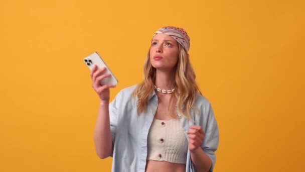 Unzufriedene Blonde Hippie Frau Sucht Wlan Orangefarbenen Studio — Stockvideo