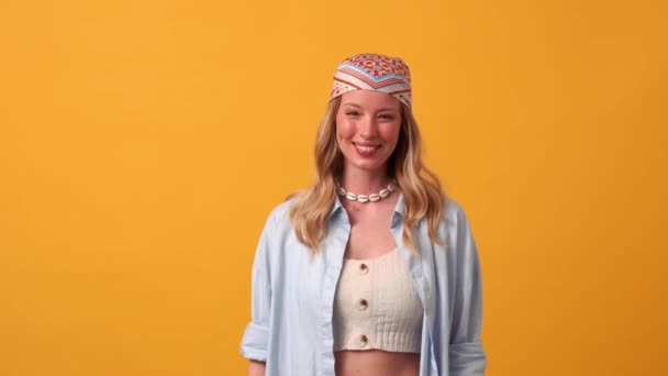 Femme Blonde Souriante Hippie Agitant Caméra Dans Studio Orange — Video