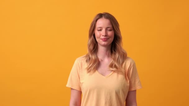 Ευτυχισμένη Ξανθιά Γυναίκα Που Φοράει Κίτρινο Μπλουζάκι Κουνώντας Κεφάλι Θετικά — Αρχείο Βίντεο