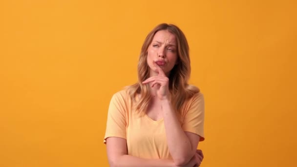 Pozitivní Blondýnka Žlutém Tričku Nápadem Oranžovém Studiu — Stock video