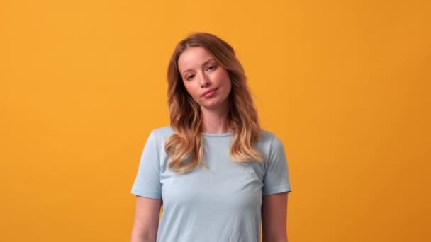 Mulher Loira Sorridente Vestindo Camiseta Azul Dando Resposta Positiva Estúdio — Vídeo de Stock
