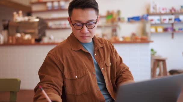 Lächelnder Asiatischer Junger Mann Mit Brille Arbeitet Café Laptop — Stockvideo
