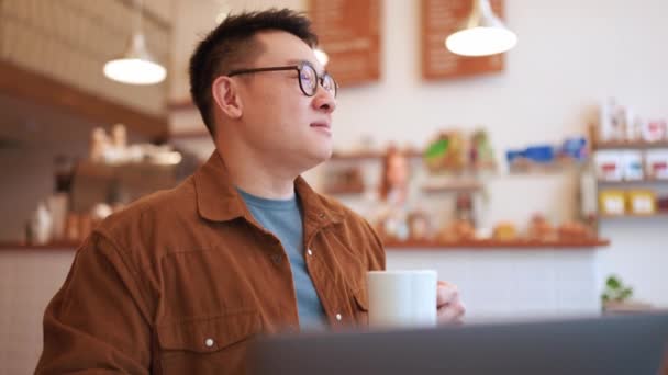 Mooie Aziatische Jongeman Dragen Bril Werken Laptop Het Drinken Van — Stockvideo