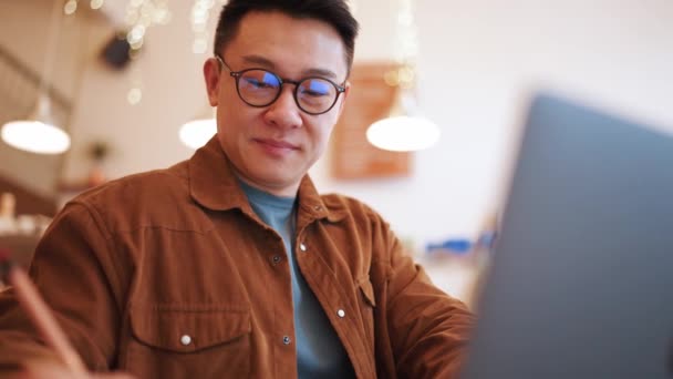 Jistý Asijský Mladý Muž Nosí Brýle Pracující Notebooku Kavárně — Stock video