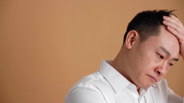 Vážný Asijský Podnikatel Přemýšlí Něčem Oranžovém Studiu — Stock video