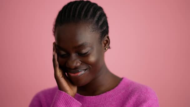 ピンクのスタジオでカメラから離れて見て混乱アフリカの女性 — ストック動画